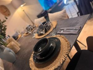 une table avec un chapeau et des lunettes dessus dans l'établissement Cozy Cottage Coventry self check-in after 3pm, Pets Friendly, à Longford