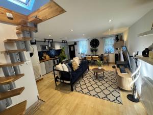 une vue aérienne d'un salon et d'une cuisine dans l'établissement Cozy Cottage Coventry self check-in after 3pm, Pets Friendly, à Longford