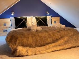 une chambre avec un grand tapis marron sur un lit dans l'établissement Cozy Cottage Coventry self check-in after 3pm, Pets Friendly, à Longford