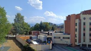 ベログラドチクにあるApartment 13の山を背景にした建物の航空写真