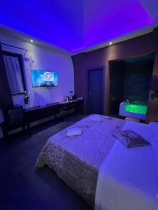 1 dormitorio con 1 cama grande y techo púrpura en Il Casale del 900, en Catania 49 fotos más