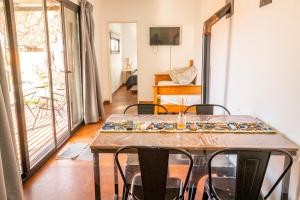 シエラ・デ・ラ・ベンターナにあるPillahuinの窓のある部屋にあるテーブルと椅子