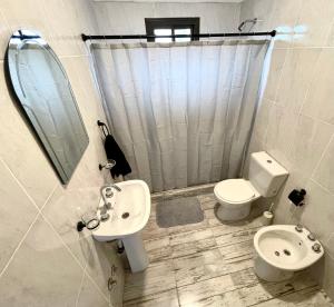 Ένα μπάνιο στο Cabaña en finca y viñedos +2 φωτογραφίες