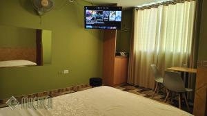 TV a/nebo společenská místnost v ubytování Hostal Residencial Mochica + 37 fotografií