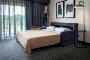 Postel nebo postele na pokoji v ubytování Courtyard by Marriott Paramus + 19 fotografií