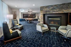 Posezení v ubytování Courtyard by Marriott Paramus