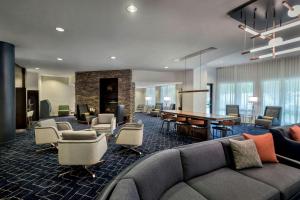 Posezení v ubytování Courtyard by Marriott Paramus