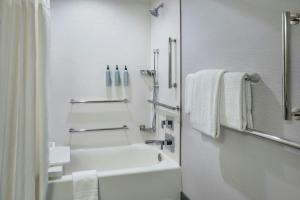 Koupelna v ubytování Courtyard by Marriott Paramus