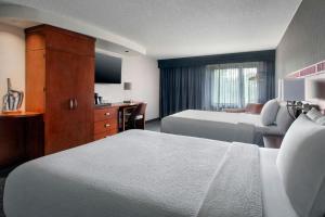 Postel nebo postele na pokoji v ubytování Courtyard by Marriott Paramus