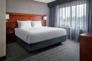Postel nebo postele na pokoji v ubytování Courtyard by Marriott Paramus