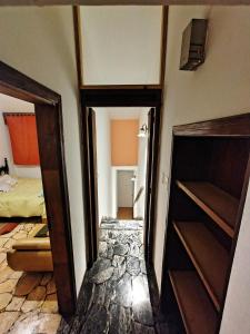 ein Zimmer mit zwei offenen Türen und einem Schlafzimmer in der Unterkunft DepartamentoVM N2 in Villa Mercedes