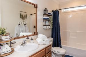 Afbeelding uit fotogalerij van New Pecan Hide Out is a Rustic Home with Fire Pit and Tree House in Brenham