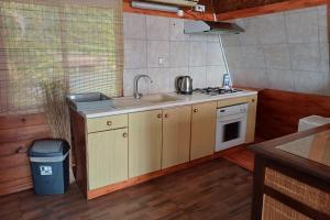 Kuchyň nebo kuchyňský kout v ubytování Ahonu beach studio
