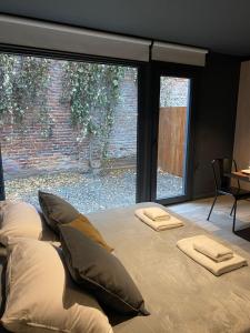 ein Schlafzimmer mit einem großen Bett mit Kissen darauf in der Unterkunft Edificio Pantera - monoambiente 7 in San Martín de los Andes