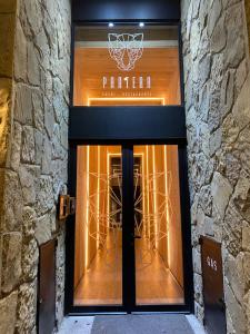 ein Schaufenster mit einem Schild mit der Aufschrift „Patient“ in der Unterkunft Edificio Pantera - monoambiente 7 in San Martín de los Andes