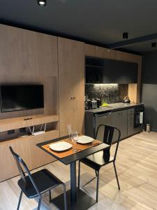 ein Esszimmer mit Tisch und Stühlen und eine Küche in der Unterkunft Edificio Pantera - monoambiente 7 in San Martín de los Andes