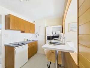 een keuken met een aanrecht en een wit aanrecht bij L îlot d Arthur in Île-Tudy +6 foto's