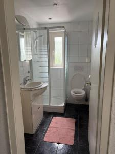 Vannituba majutusasutuses Work and Stay Haus 12 Betten 2 Etagen 2 Badezimmer,Terasse Küche nähe Geleen,Geilenkirchen,Heinsberg,Alsdorf