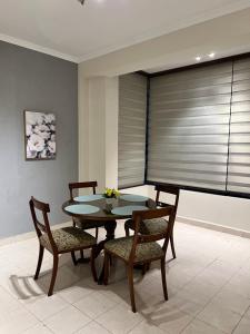 ein Esszimmer mit Glastisch und Stühlen in der Unterkunft Apto de 2 habitaciones en el centro de Tarija! in Tarija