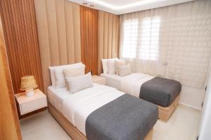 Ένα ή περισσότερα κρεβάτια σε δωμάτιο στο Luxury 2BR Seaview Malabata Tangier WiFi Parking
