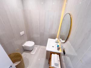 Ένα μπάνιο στο Luxury 2BR Seaview Malabata Tangier WiFi Parking +12 φωτογραφίες