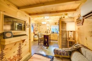 Η κουζίνα ή μικρή κουζίνα στο Glamping Getaway with Porch in Wisconsin Northwoods
