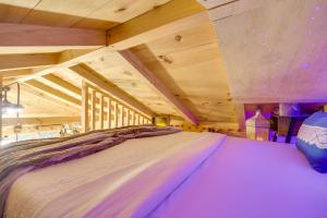 Ένα ή περισσότερα κρεβάτια σε δωμάτιο στο Glamping Getaway with Porch in Wisconsin Northwoods