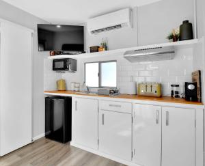 Kuchyň nebo kuchyňský kout v ubytování Diggers rest self contained tiny home with wifi + 1 fotografie
