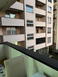 een uitzicht vanaf het balkon van een gebouw bij Fushkosov in Kosovo Polje