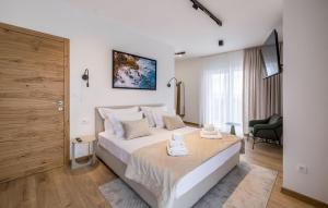 una camera da letto con un grande letto bianco in una stanza di Luxurious Home In Vodice With Sauna a Vodice