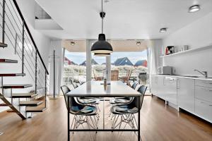 uma cozinha e sala de jantar com mesa e cadeiras em 790-Hvide-Sande-Ae-Gammel-Havn-49 em Hvide Sande