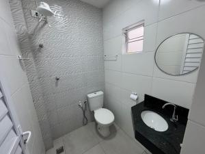 Koupelna v ubytování Nº 02 -Mini apt 5 min centro garagem, ar e cozinha