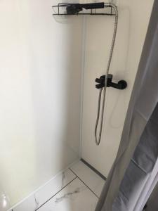Ένα μπάνιο στο Apartment with private terrace and sound system UNDER THE JASMINE