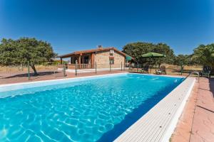 Πισίνα στο ή κοντά στο Casa con chimenea para desconectar