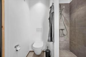 Ένα μπάνιο στο 912-Hvide-Sande-Langsand-188-stuen +33 φωτογραφίες