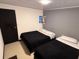Ένα ή περισσότερα κρεβάτια σε δωμάτιο στο Hotel Bogotá Suites Teusaquillo