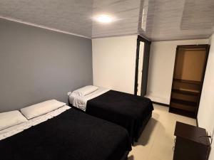 Ένα ή περισσότερα κρεβάτια σε δωμάτιο στο Hotel Bogotá Suites Teusaquillo
