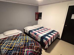 Ένα ή περισσότερα κρεβάτια σε δωμάτιο στο Hotel Bogotá Suites Teusaquillo