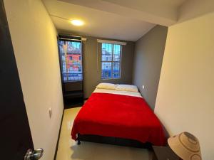 Ένα ή περισσότερα κρεβάτια σε δωμάτιο στο Hotel Bogotá Suites Teusaquillo