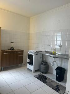 eine Küche mit Spüle und Herd in der Unterkunft Beira Mar in Aracaju