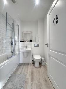 Ένα μπάνιο στο Eden Gateway full equipment brand new bright and modern En-suite Double bedroom - room 3 near city centre