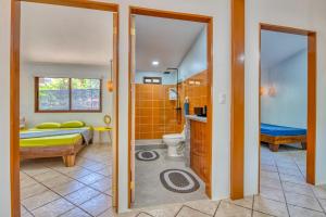 Ένα μπάνιο στο Oceanfront House with AC, Fast WiFi at Cocles Beachbreak +12 φωτογραφίες