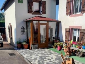 Laveline-du-HouxGîte rustique à Laveline-du-Houx, proche forêt - FR-1-589-141的门廊房子的前门 更多6张照片