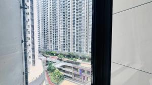 een uitzicht vanuit een raam van een groot gebouw bij 富力公主湾R&F Princess Cove by RongYu in Johor Bahru