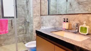 een badkamer met wastafel en douche bij 富力公主湾R&F Princess Cove by RongYu in Johor Bahru