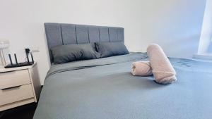 Een bed of bedden in een kamer bij 富力公主湾R&F Princess Cove by RongYu