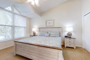 Ένα ή περισσότερα κρεβάτια σε δωμάτιο στο Newly Renovated Summer Beach Village Home with Patio, WiFi & Shared Pool +25 φωτογραφίες