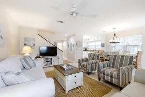 Μια τηλεόραση ή/και κέντρο ψυχαγωγίας στο Newly Renovated Summer Beach Village Home with Patio, WiFi & Shared Pool