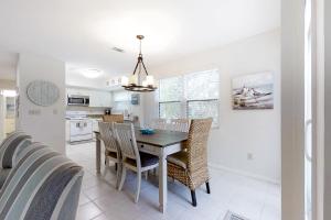 Η κουζίνα ή μικρή κουζίνα στο Newly Renovated Summer Beach Village Home with Patio, WiFi & Shared Pool