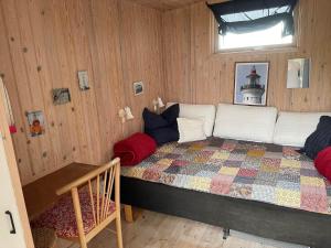 ein Schlafzimmer mit einem großen Bett in einem Zimmer in der Unterkunft 755 Hvide Sande - Søndergade 106 in Hvide Sande